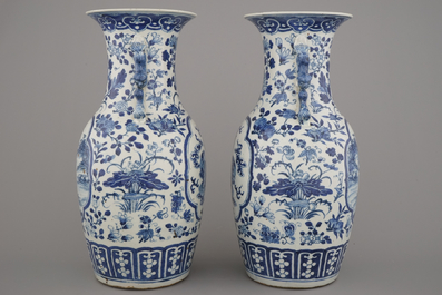 Paar blauw en witte vazen in Chinees porselein met landschappen, 19e eeuw
