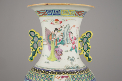 Grand vase en porcelaine de Chine &agrave; d&eacute;cor de sc&egrave;nes de jardin, 19e