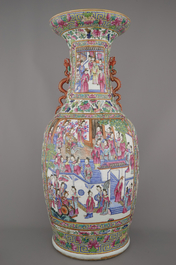 A very tall Chinese porcelain vase with a palace scene and dragon handles, Tongzhi, 19th C.
