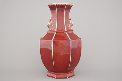 Vase en porcelaine de Chine, monochrome rouge, avec anses en forme de p&ecirc;che, 18e-19e