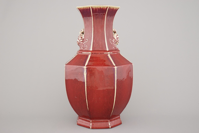 A Chinese porcelain monochrome red vase with peach handles, 18/19th C.