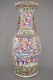 Zeer grote vaas in Chinees porselein met paleisscene en oren in draakvorm, Tongzhi, 19e eeuw