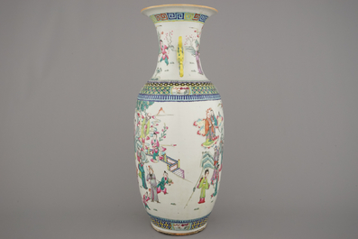 Grand vase en porcelaine de Chine &agrave; d&eacute;cor de sc&egrave;nes de jardin, 19e