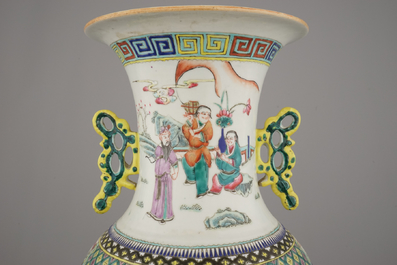 Grand vase en porcelaine de Chine &agrave; d&eacute;cor de sc&egrave;nes de jardin, 19e