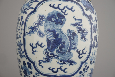 Paire de vases en porcelaine de Chine, bleu et blanc, &agrave; d&eacute;cor de paysage, 19e