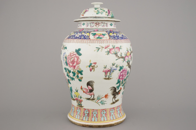 Pot met deksel in Chinees polychroom porselein met jonge haan, 19e eeuw