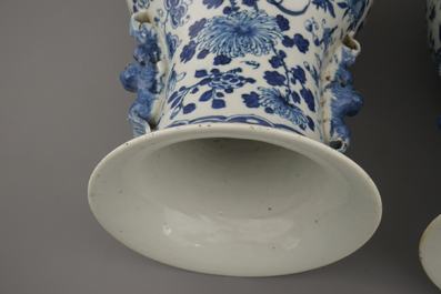Paar blauw en witte vazen in Chinees porselein met landschappen, 19e eeuw