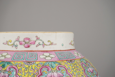 Deux pots couverts en porcelaine de Chine &agrave; d&eacute;cors d'objets de lettr&eacute;s, famille rose, 19e