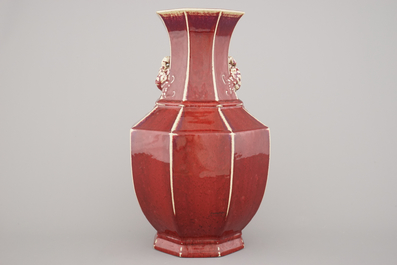 Vase en porcelaine de Chine, monochrome rouge, avec anses en forme de p&ecirc;che, 18e-19e