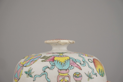 Deux pots couverts en porcelaine de Chine &agrave; d&eacute;cors d'objets de lettr&eacute;s, famille rose, 19e