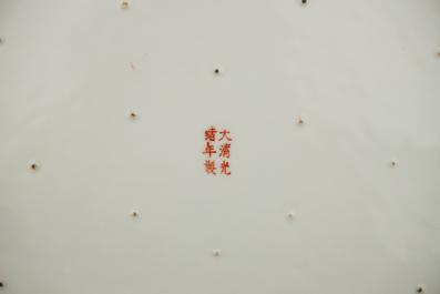 Paar bloempotten op steun in Chinees porselein, famille rose, 19e-20e eeuw