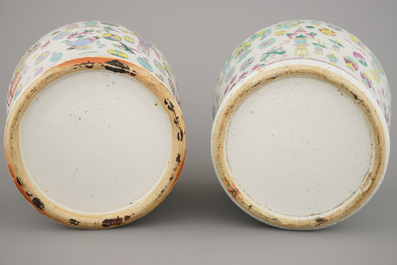 Deux pots couverts en porcelaine de Chine &agrave; d&eacute;cors d'objets de lettr&eacute;s, famille rose, 19e