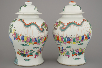 Paar vazen in Chinees porselein met decor &quot;Hundred Boys&quot;, famille rose, 19e eeuw
