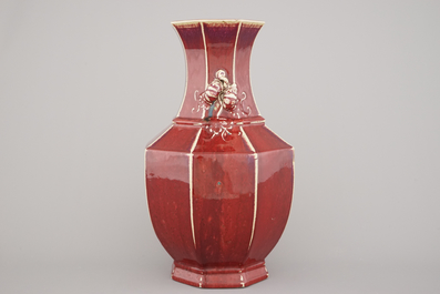 A Chinese porcelain monochrome red vase with peach handles, 18/19th C.