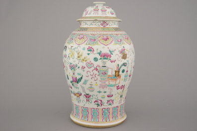 Vase couvert en porcelaine de Chine &agrave; d&eacute;cor d'objets de lettr&eacute;s, famille rose, 19e