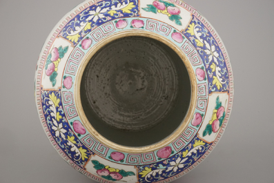 Pot couvert en porcelaine de Chine, polychrome, avec coquelet, 19e