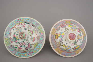 Deux pots couverts en porcelaine de Chine &agrave; d&eacute;cors d'objets de lettr&eacute;s, famille rose, 19e