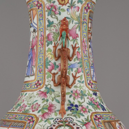 A very tall Chinese porcelain vase with a palace scene and dragon handles, Tongzhi, 19th C.