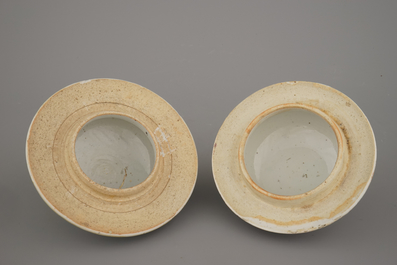 Deux pots couverts en porcelaine de Chine &agrave; d&eacute;cors d'objets de lettr&eacute;s, famille rose, 19e