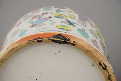 Deux pots couverts en porcelaine de Chine &agrave; d&eacute;cors d'objets de lettr&eacute;s, famille rose, 19e