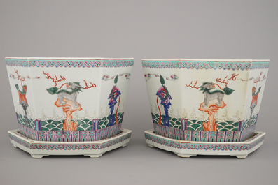 A pair of Chinese porcelain famille rose planters on stands, 19/20th C.