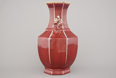 Vase en porcelaine de Chine, monochrome rouge, avec anses en forme de p&ecirc;che, 18e-19e