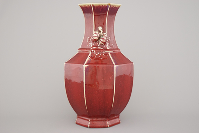 A Chinese porcelain monochrome red vase with peach handles, 18/19th C.