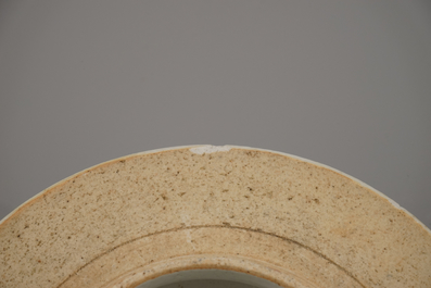 Deux pots couverts en porcelaine de Chine &agrave; d&eacute;cors d'objets de lettr&eacute;s, famille rose, 19e