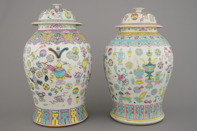 Twee potten met deksels in Chinees porselein met voorwerpen van een geleerde, famille rose, 19e eeuw