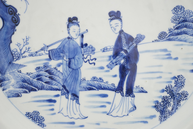 Blauw en witte schotel in Chinees porselein met dames in tuin, Qianlong, 18e eeuw