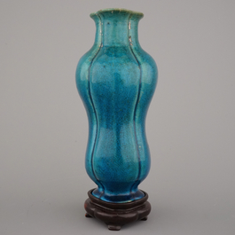 Remarquable vase en turquoise monochrome avec support sculpt&eacute; en bois, Chine, 18e