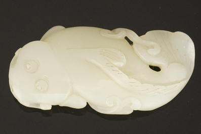 Sculpture chinoise d'un poisson en jade c&eacute;ladon, dynastie Qing
