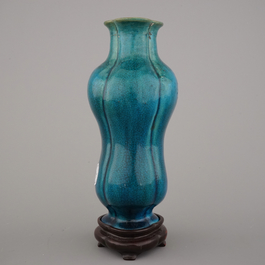 Remarquable vase en turquoise monochrome avec support sculpt&eacute; en bois, Chine, 18e