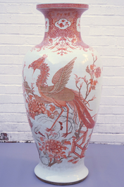 Grand vase chinois aux emaux corails et dor&eacute;s, &agrave; d&eacute;cor de paon, Qianlong 18e