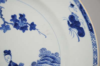 Blauw en witte schotel in Chinees porselein met dames in tuin, Qianlong, 18e eeuw