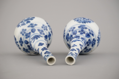 Paar blauw en witte watersprenkelaars  in Chinees porselein, kangxi