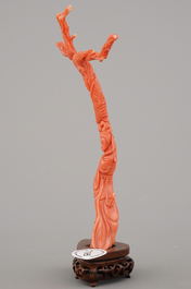 Branche fine sculpt&eacute;e en corail rouge avec Guanyin avec oiseaux et fleurs, Chine, 19e