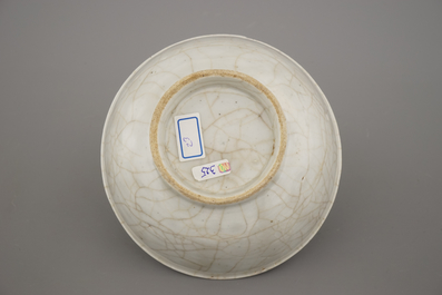 Kom in Chinees monochroom porselein, Ming-dynastie