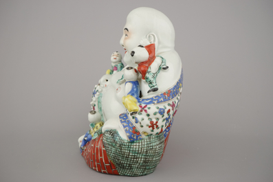 A Chinese porcelain polychrome buddha with boys, 19/20th C.