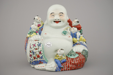 A Chinese porcelain polychrome buddha with boys, 19/20th C.