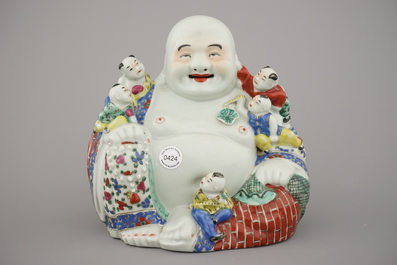 Boeddha avec gar&ccedil;ons en porcelaine de Chine, polychrome, 19e-20e