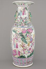 A Chinese porcelain famille rose vase with a palace scene, 19th C.