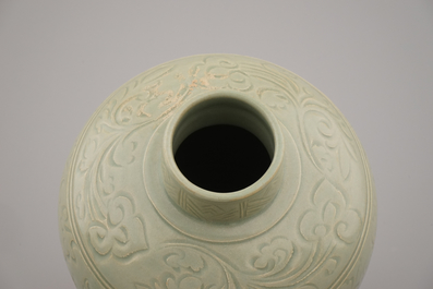 Gegraveerde celadon vaas in Chinees porselein, mogelijk Ming Longquan