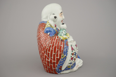 A Chinese porcelain polychrome buddha with boys, 19/20th C.