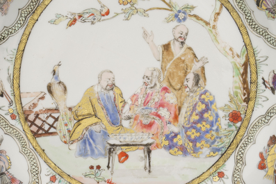 Bord in Chinees porselein, &quot;Bezoek van de dokter aan de keizer&quot;, bestemd voor de Nederlandse markt, famille rose, 18e eeuw