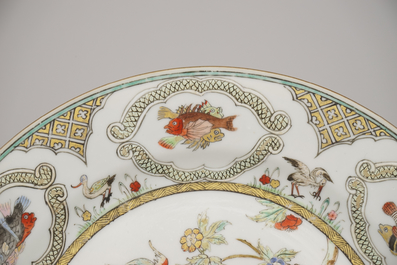 Bord in Chinees porselein, &quot;Bezoek van de dokter aan de keizer&quot;, bestemd voor de Nederlandse markt, famille rose, 18e eeuw