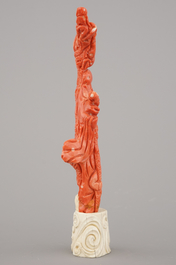 Opmerkelijk Chinees gesculpteerd bloedkoralen beeldje van Shou Lao op ivoren steun, Qing-dynastie