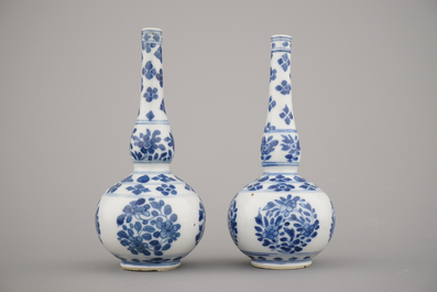 Paar blauw en witte watersprenkelaars  in Chinees porselein, kangxi