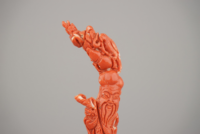 Opmerkelijk Chinees gesculpteerd bloedkoralen beeldje van Shou Lao op ivoren steun, Qing-dynastie