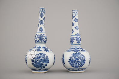 Paire de vases bouteilles en porcelaine de Chine, bleu et blanc, Kangxi